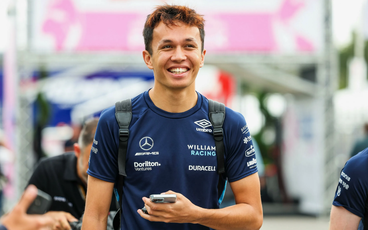Alex Albon attempting a fast lap during Q2 in Miami