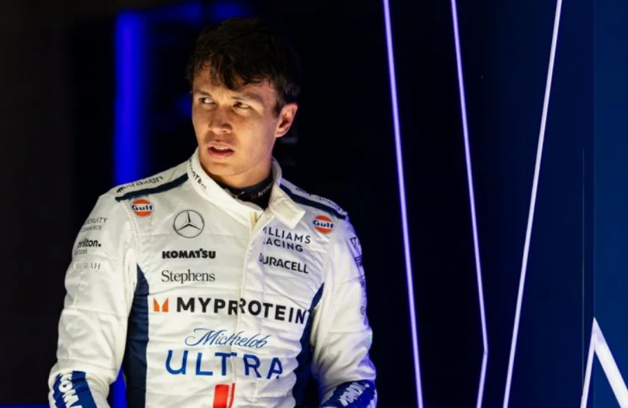 Alex Albon standing рядом со своей лошадью на открытом воздухе
