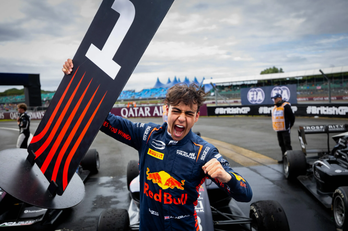 Arvid Lindblad soutěží během závodního víkendu Miami Grand Prix