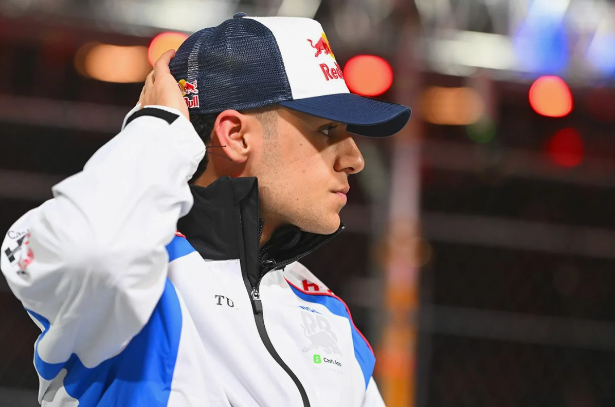 Arvid Lindblad opouští boxovou uličku na začátku závodu ve sprintu v Miami