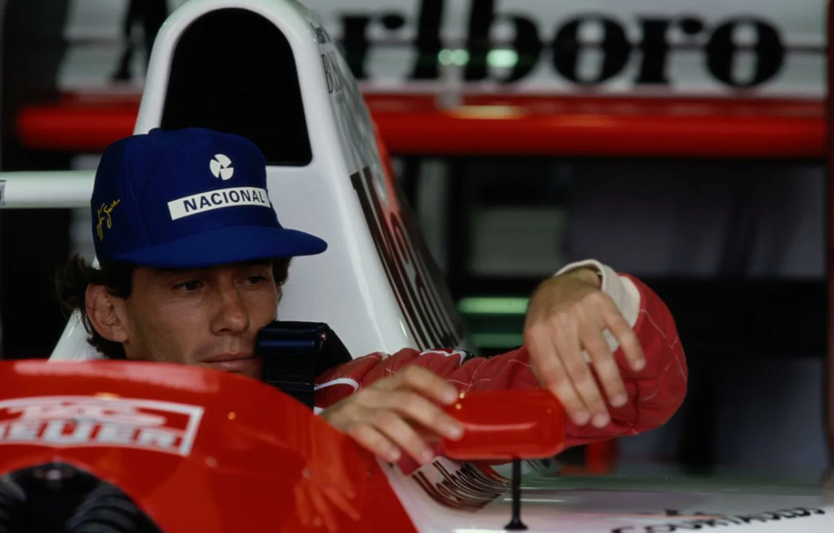 Voitures modernes de Formule 1 courant sur piste selon la réglementation en vigueur