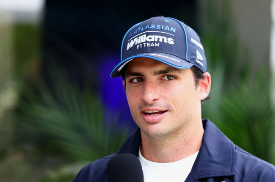 경주 후 FIA 관계자가 Carlos Sainz Formula 1 차량을 검사하고 있습니다