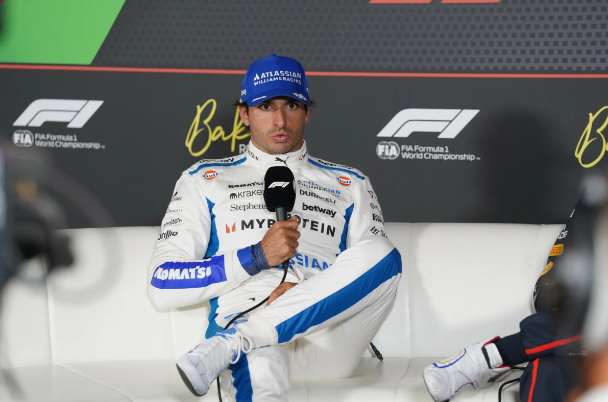 Carlos Sainz가 엔지니어들과 향후 F1 규정에 대해 이야기합니다