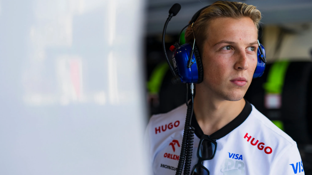 Liam Lawson and Arvid Lindblad discussing car performance with engineers
