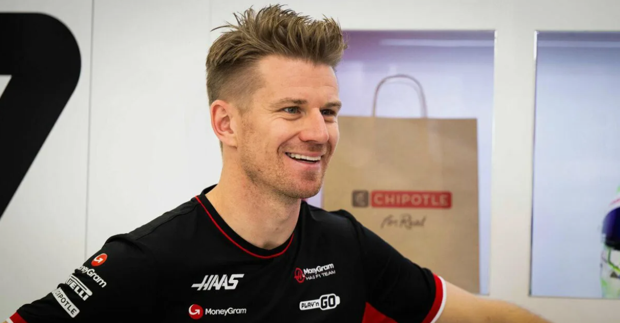 경주 중 Formula 1 자동차를 운전하는 Nico Hülkenberg