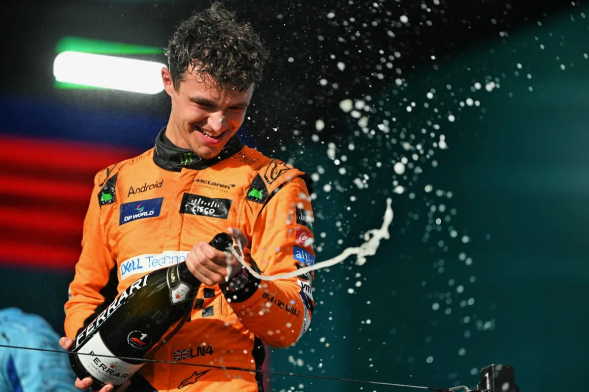Jazdec McLarenu Lando Norris pretekal počas Veľkej ceny Miami Formuly 1 2026