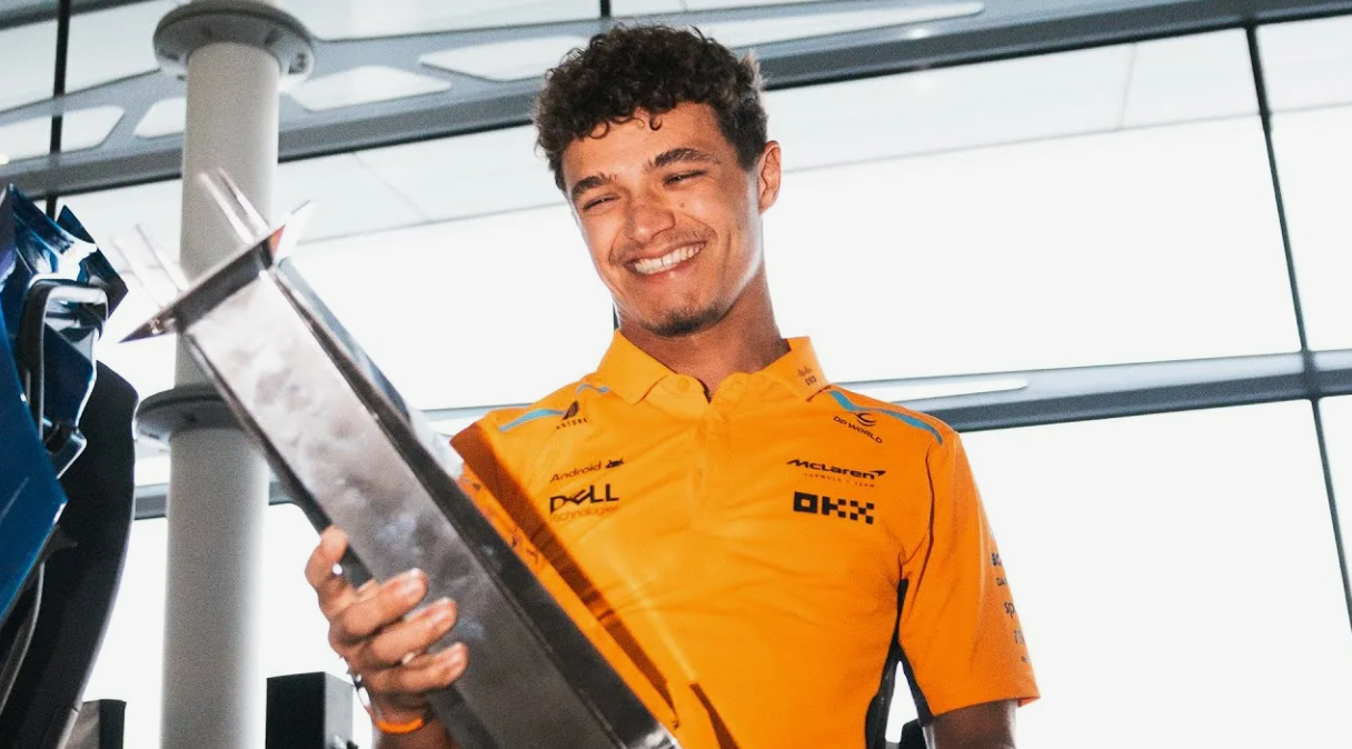 Lando Norris pretekal v aute McLaren Formuly 1 počas Veľkej ceny