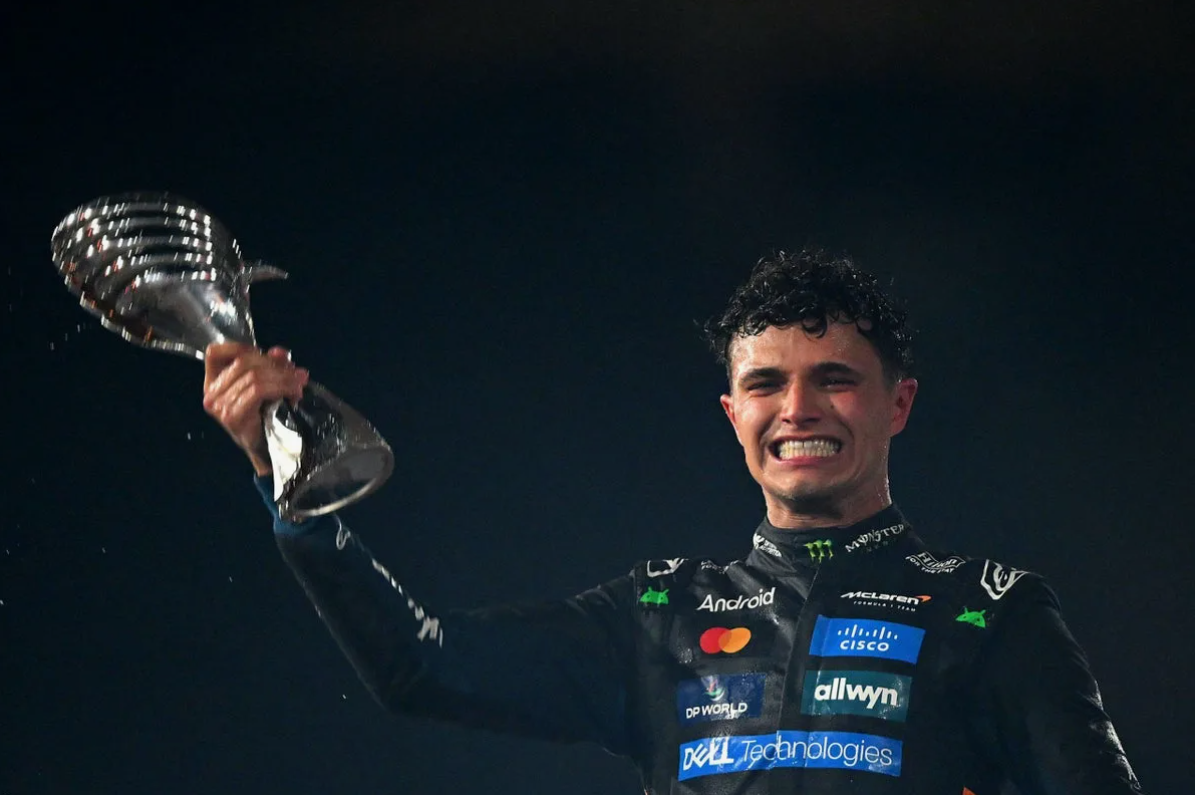 Lando Norris jazdiaci na svojom aute McLaren počas pretekov Formuly 1