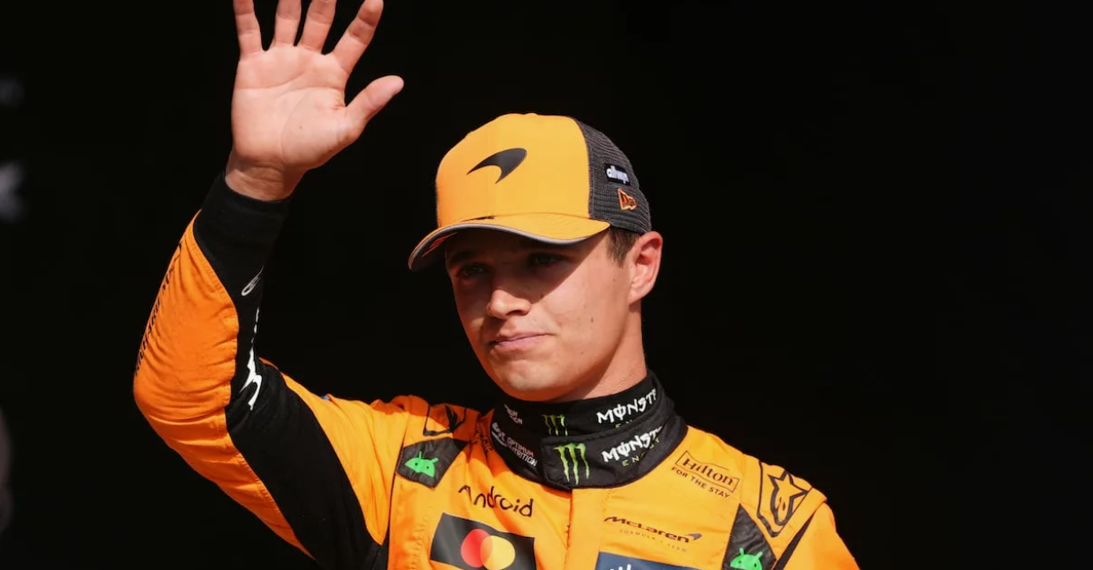 Lando Norris vchádza do boxovej uličky počas pretekov Formuly 1