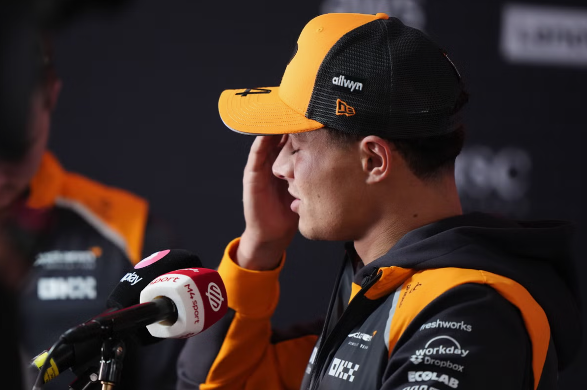 Lando Norris súťažiaci na scéne vysokorýchlostných pretekov Formuly 1