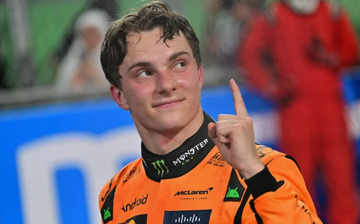Formula 1 그랑프리 기간 동안 McLaren 자동차를 경주하는 Oscar Piastri