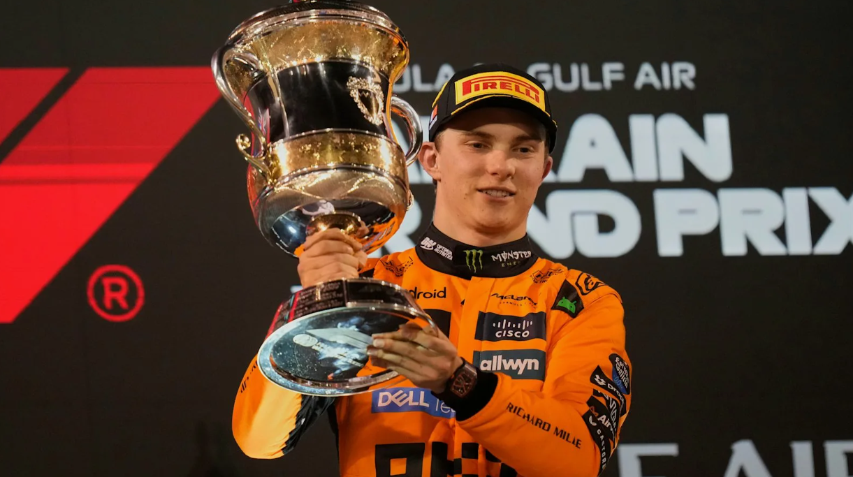 건조 지역과 습한 지역이 혼합된 트랙에서 경주하는 Formula 1 자동차