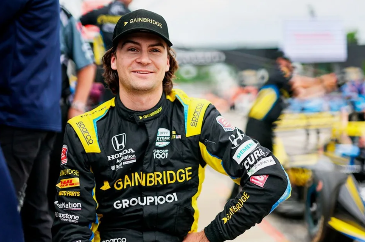 Các kỹ sư Cadillac Formula 1 làm việc trong gara phân tích dữ liệu và chuẩn bị xe cho buổi tập FP1 tại Barcelona