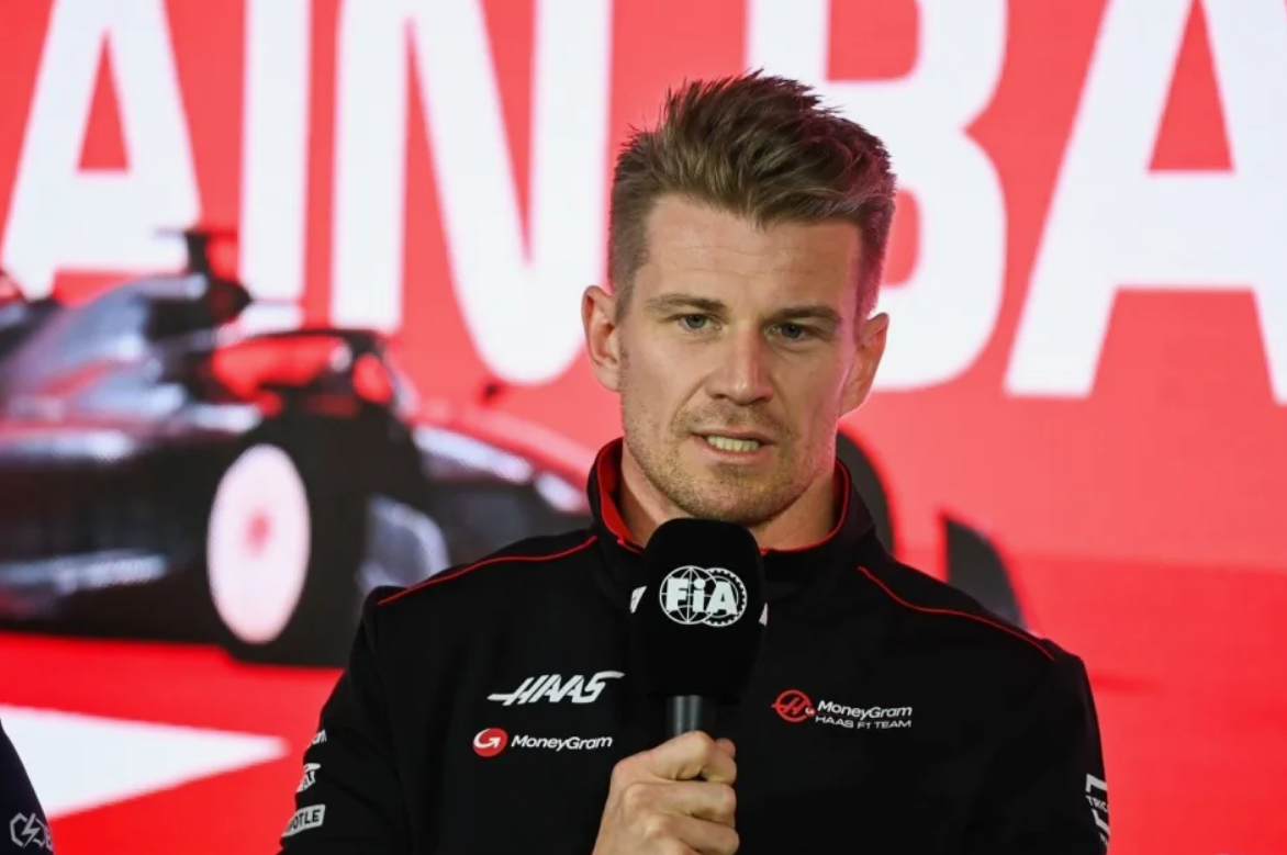 วิศวกรของทีม Formula 1 วิเคราะห์ข้อมูลการแข่งขันและหน้าจอกลยุทธ์ระหว่างการแข่งขัน Monaco Grand Prix จากกําแพงหลุม