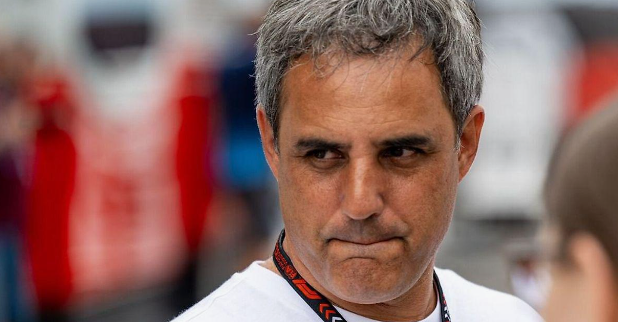 วิศวกร Formula 1 เปรียบเทียบข้อมูลการวัดและส่งข้อมูลทางไกลระหว่างเพื่อนร่วมทีมสองคนภายในสภาพแวดล้อมโรงรถ F1 ที่ทันสมัย