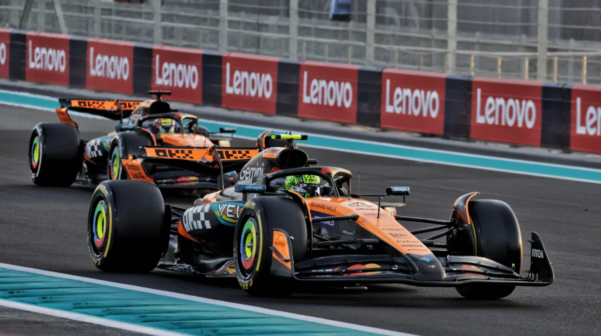 Nahaufnahme eines McLaren Formel-1-Autos mit aerodynamischen Komponenten, die die Effizienz, den Abtrieb und die gesamte Rennleistung während der gesamten Saison verbessern sollen