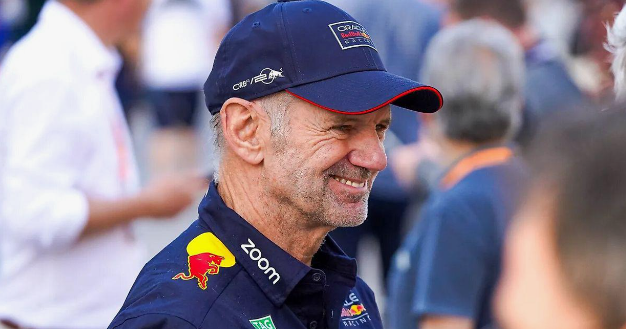 Il famoso progettista di Formula 1 Adrian Newey discute concetti tecnici mentre si prepara per le prossime sfide in questo sport