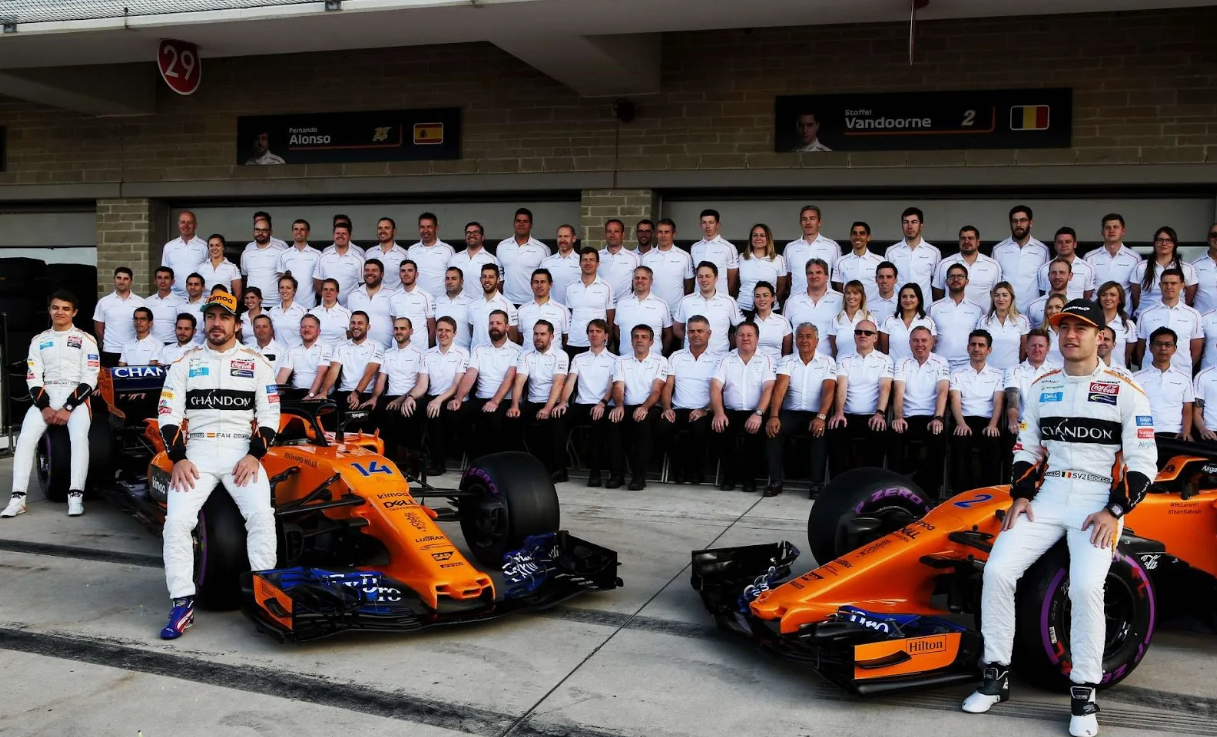McLaren-Teammitglieder überprüfen technische Informationen und Flügelentwicklungskonzepte während des Grand-Prix-Wochenendes von Monaco