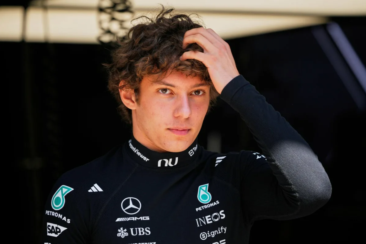 Kimi Antonelli und George Russell diskutieren in der Mercedes-Garage über Leistung, Teamziele und die Herausforderungen des Formel-1-Wettbewerbs