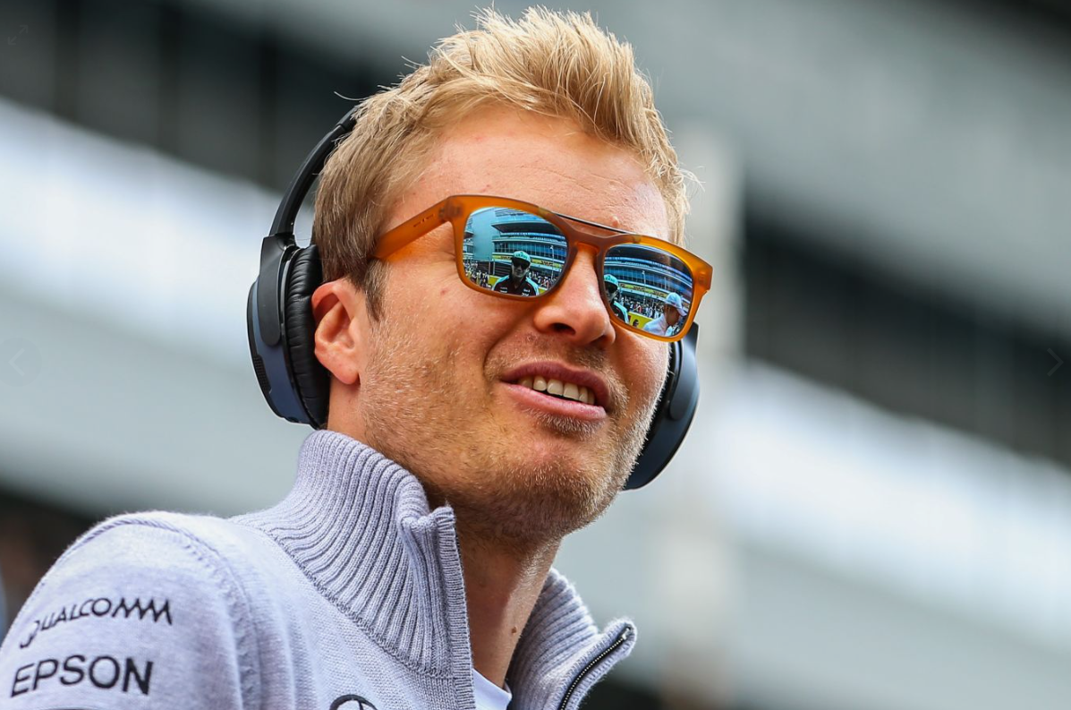 Nico Rosberg และ Lewis Hamilton ในช่วงปี Mercedes ในฐานะเพื่อนร่วมทีมต่อสู้เพื่อชัยชนะและตําแหน่งแชมป์