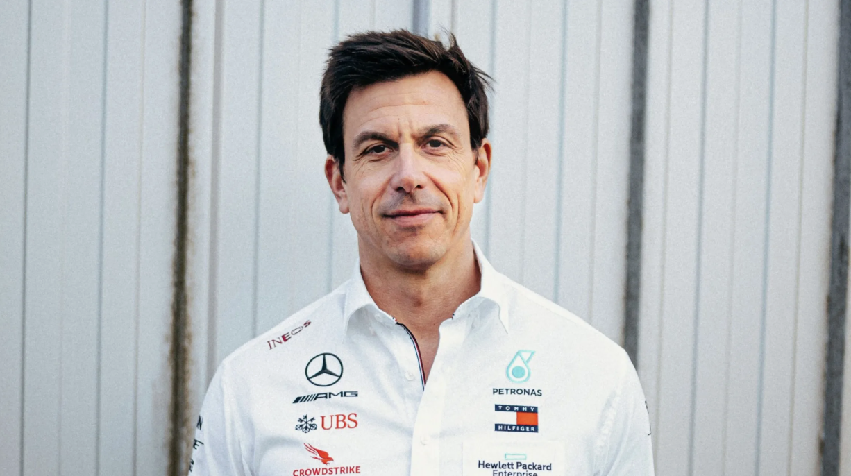 วิศวกรของ Mercedes และนักแข่งรุ่นเยาว์กําลังวิเคราะห์ข้อมูลประสิทธิภาพในศูนย์พัฒนา Formula 1