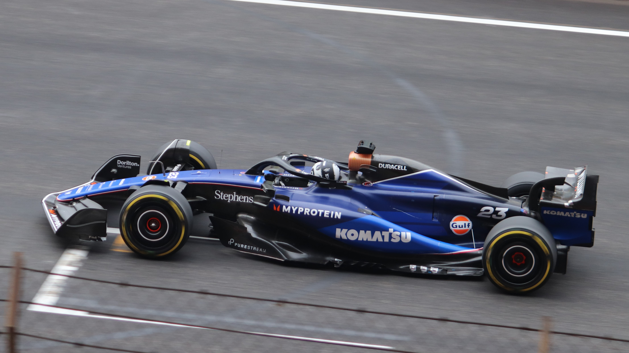 Albon racing the Williams