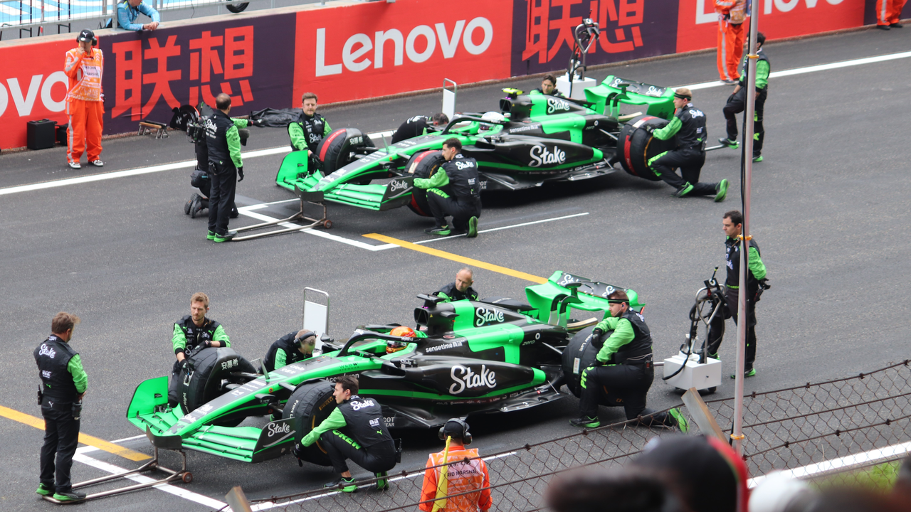 Audi F1 garage pit crew