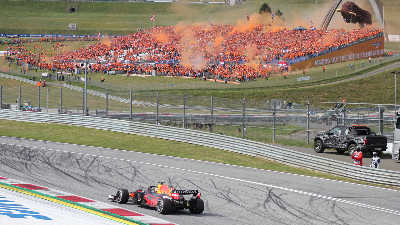 Vůz F1 na trati na Red Bull Ringu