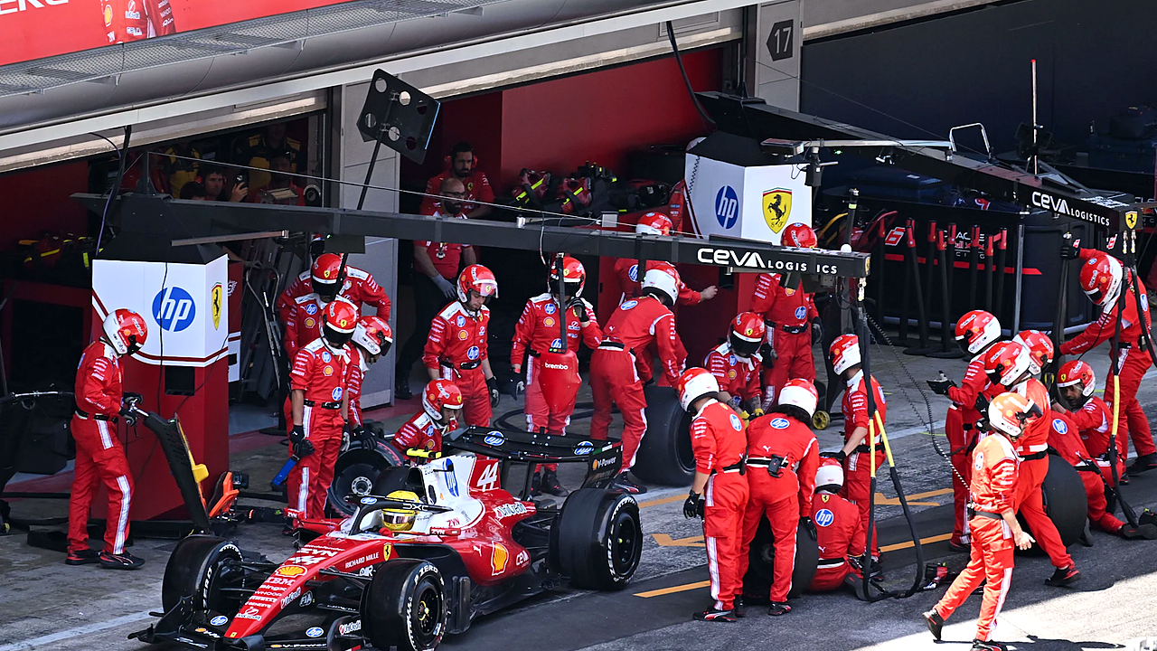 Hamilton dáva Ferrari prielom v Barcelone, keď Antonelli odchádza do neskorého redakčného obrázku 3