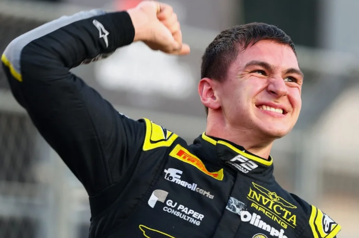 إعداد مرآب Haas Formula 1 أثناء جلسة اختبار السائق مع المهندسين الذين يقومون بتحليل البيانات وأداء السيارة.