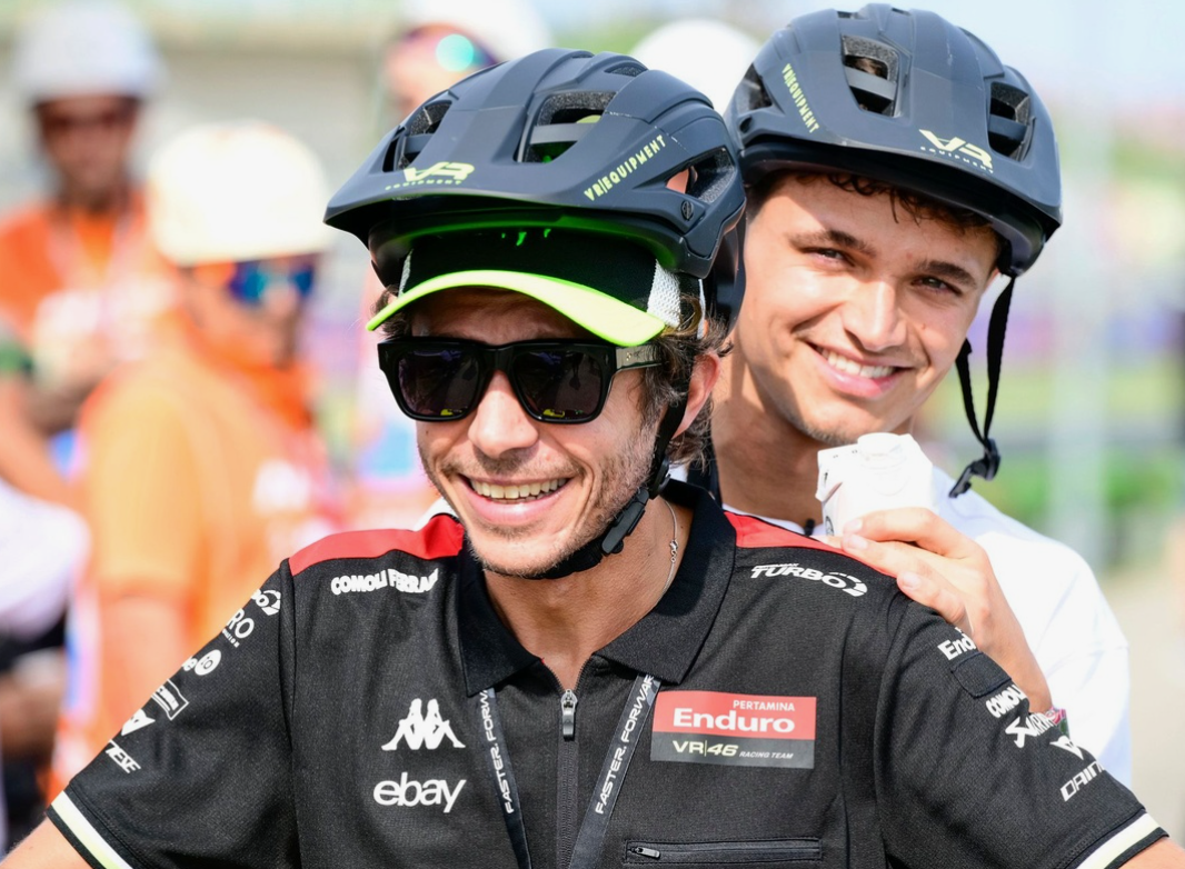 Historické a moderní vozy Formule 1 účastnící se přehlídky Goodwood Festival of Speed do vrchu.