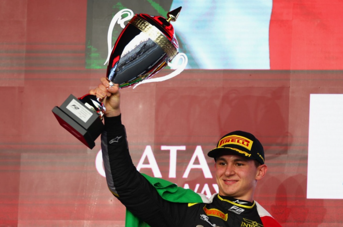 سيارة الجيل السابق من Haas Formula 1 تسير على المسار الصحيح خلال جلسة اختبار يقودها بطل الفورمولا 2.
