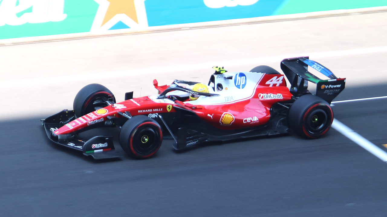 Hamilton ve Ferrari červený během tréninku 2026