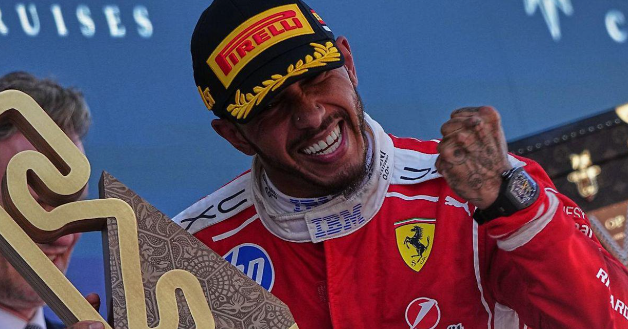 Tým Ferrari Formule 1 na stěně boxů analyzoval data závodu během vítězného výkonu Lewise Hamiltona.
