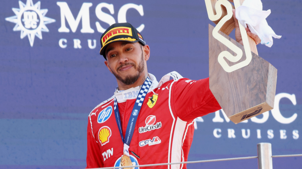 Lewis Hamilton úzce spolupracuje s inženýry Ferrari uvnitř garáže během příprav závodního víkendu a strategického plánování.