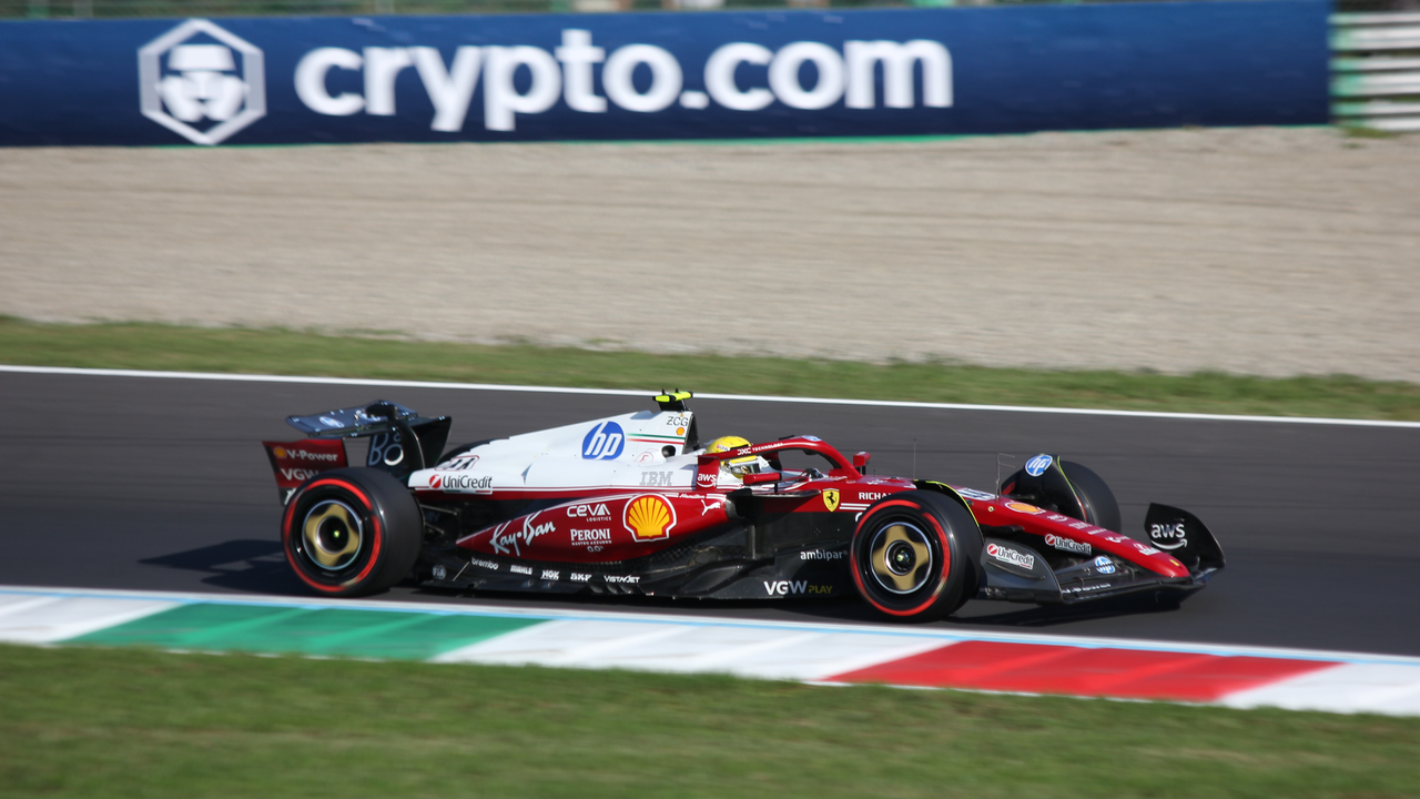 Lewis Hamilton získal své první vítězství ve Ferrari v Barceloně