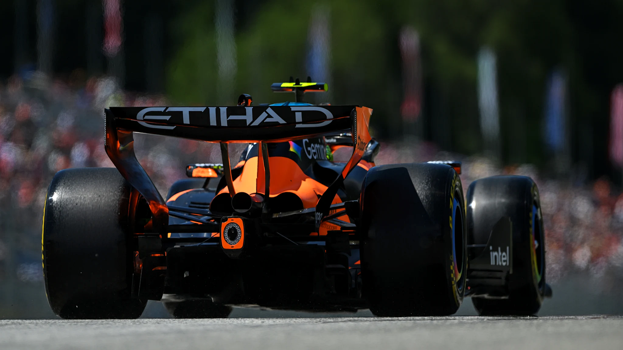 Nevyužité zadní křídlo McLarenu proměňuje Rakousko v testovací disciplínu pro vývojáře