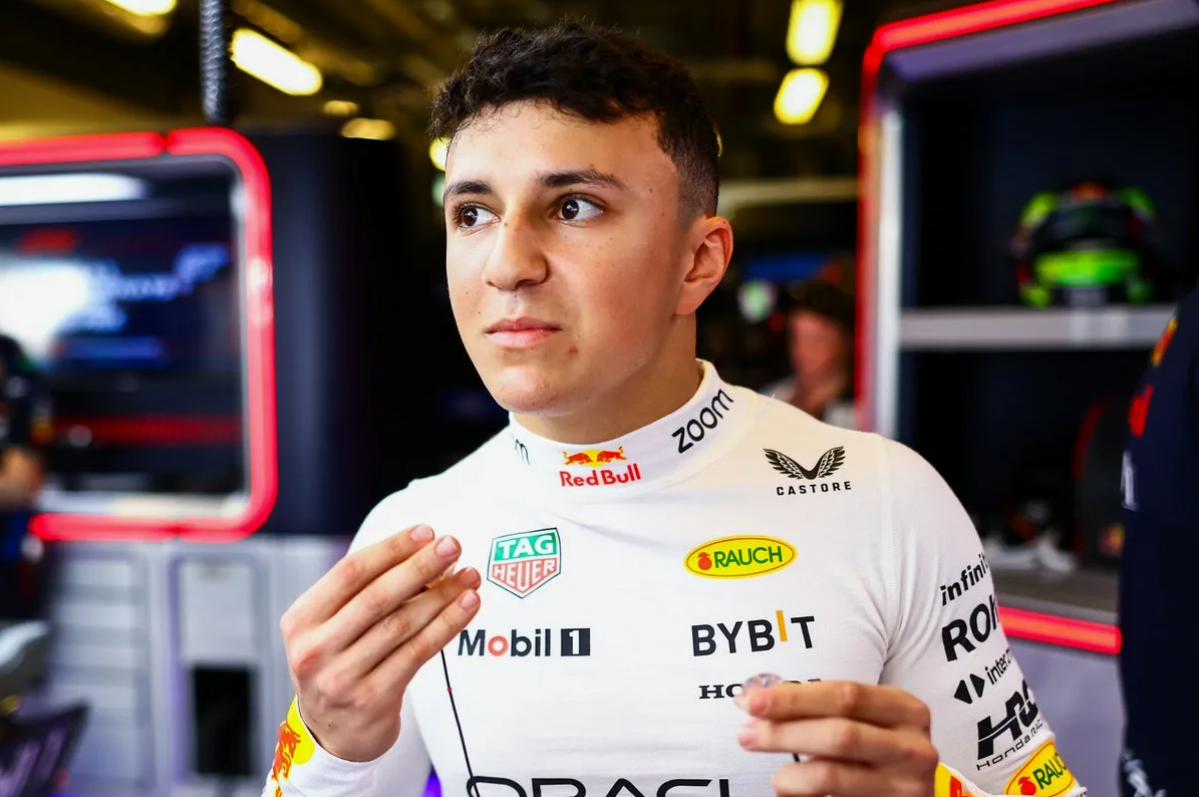 Isack Hadjar corre attraverso il circuito stretto di Monaco durante il fine settimana del Gran Premio di Formula 1