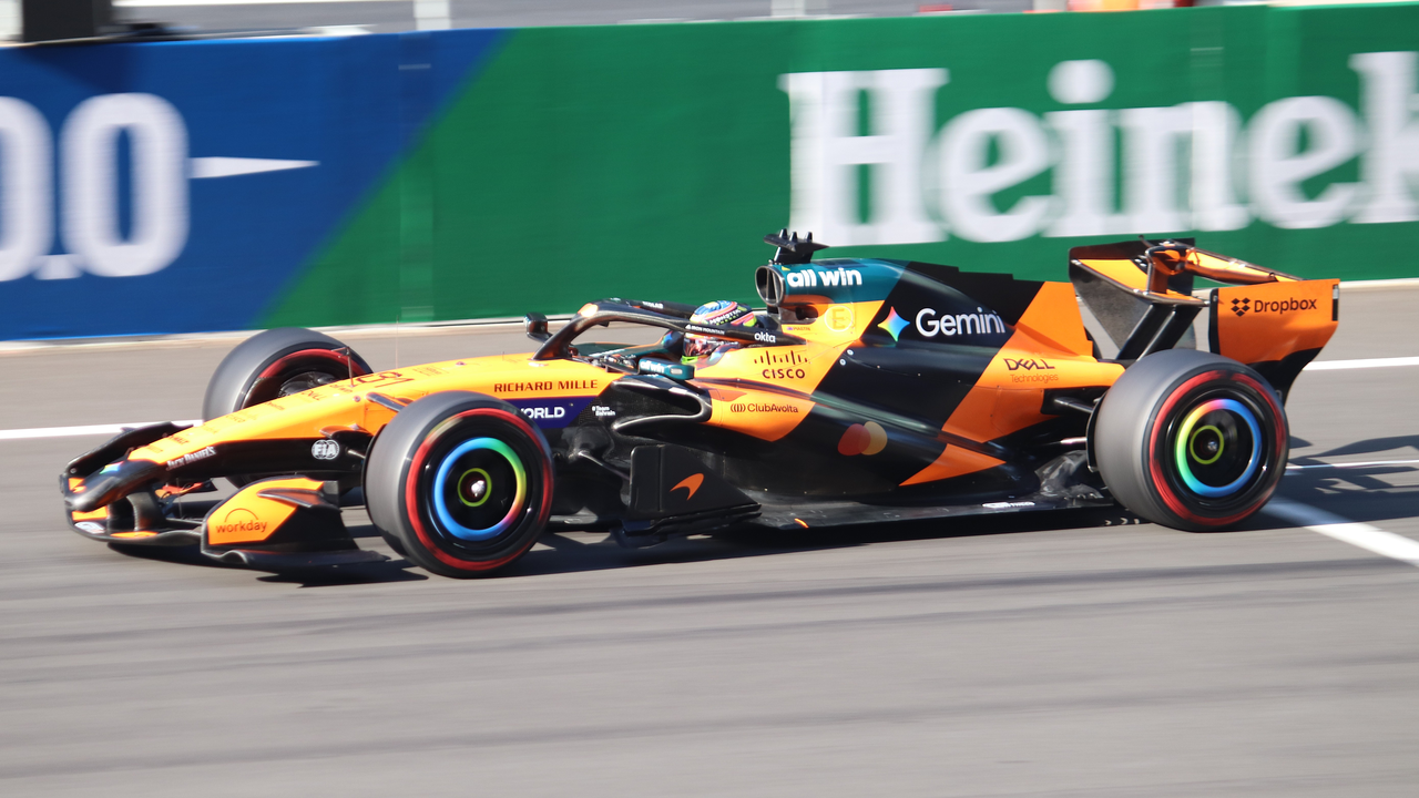 McLaren Oscara Piastriho na trati
