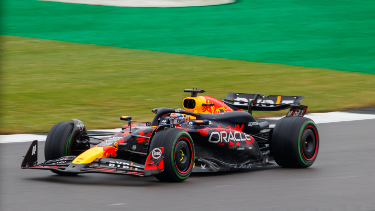 Red Bull Ring fächert Meer aus Blau und Orange