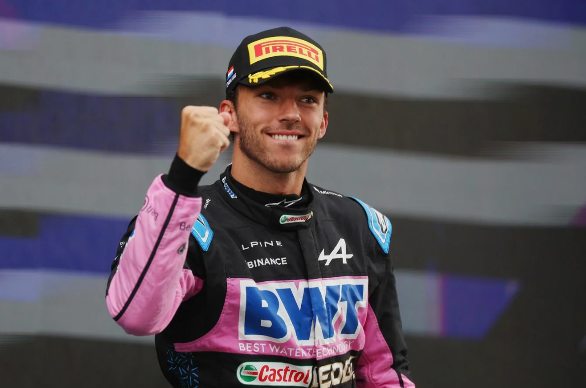 Inženýři boxové stěny Formule 1 analyzují data a strategii závodu a zároveň sledují rozhodnutí o penaltách během víkendu Grand Prix.