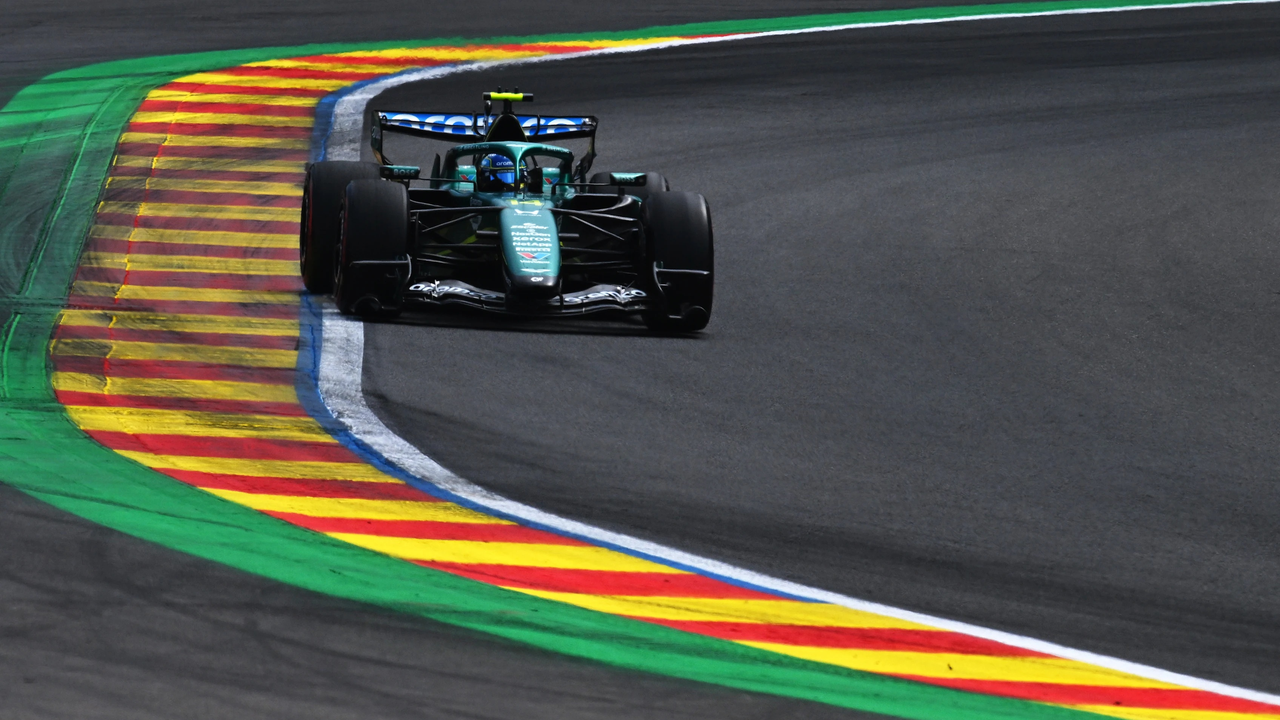 Spa-Francorchamps trasında Aston Martin avtomobili