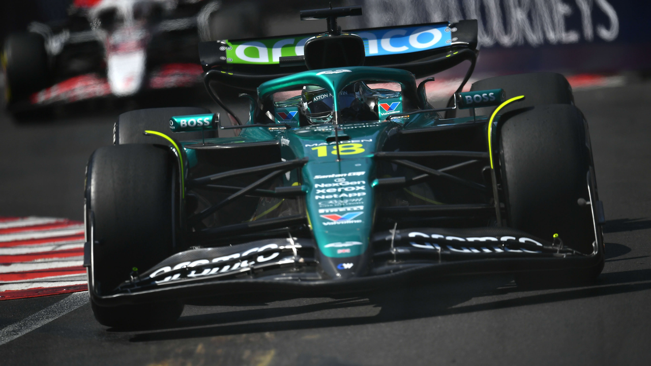 Fernando Alonso Formula 1 yarışında Aston Martin avtomobilini idarə edir