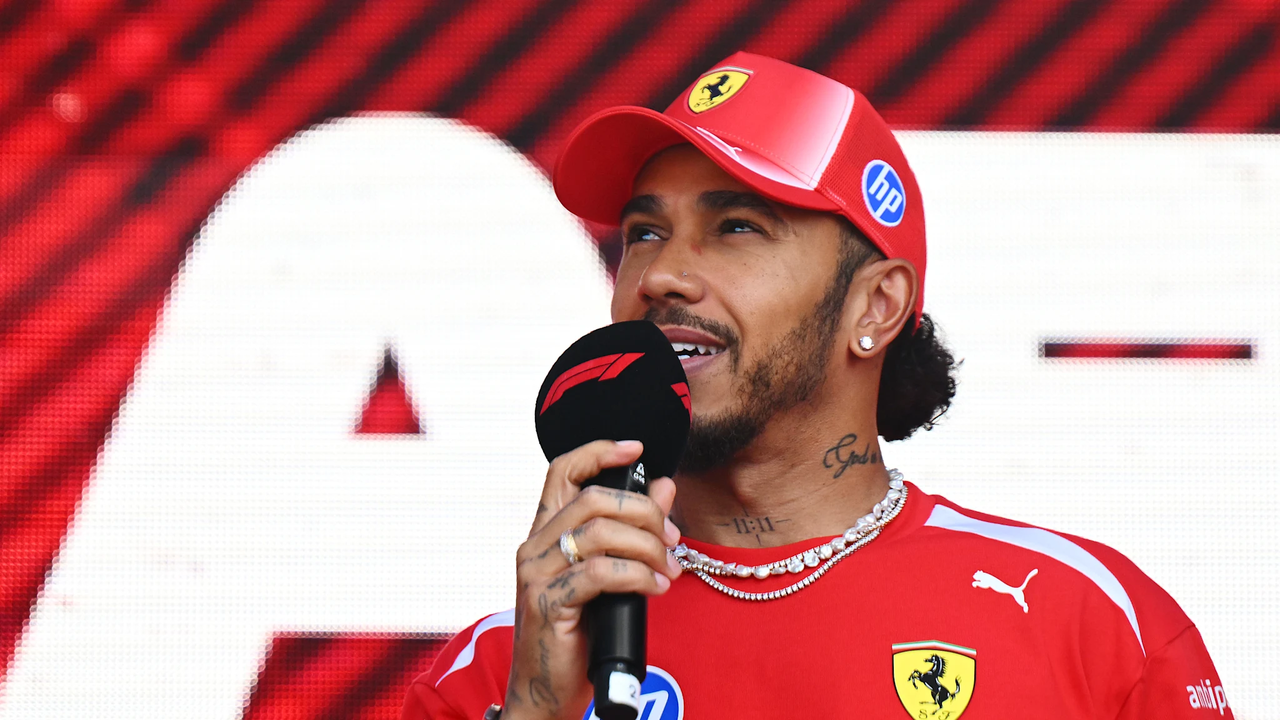 Luis Hamilton Spa-Francorchamps-da Ferrari geyimində səhnədə çıxış edir