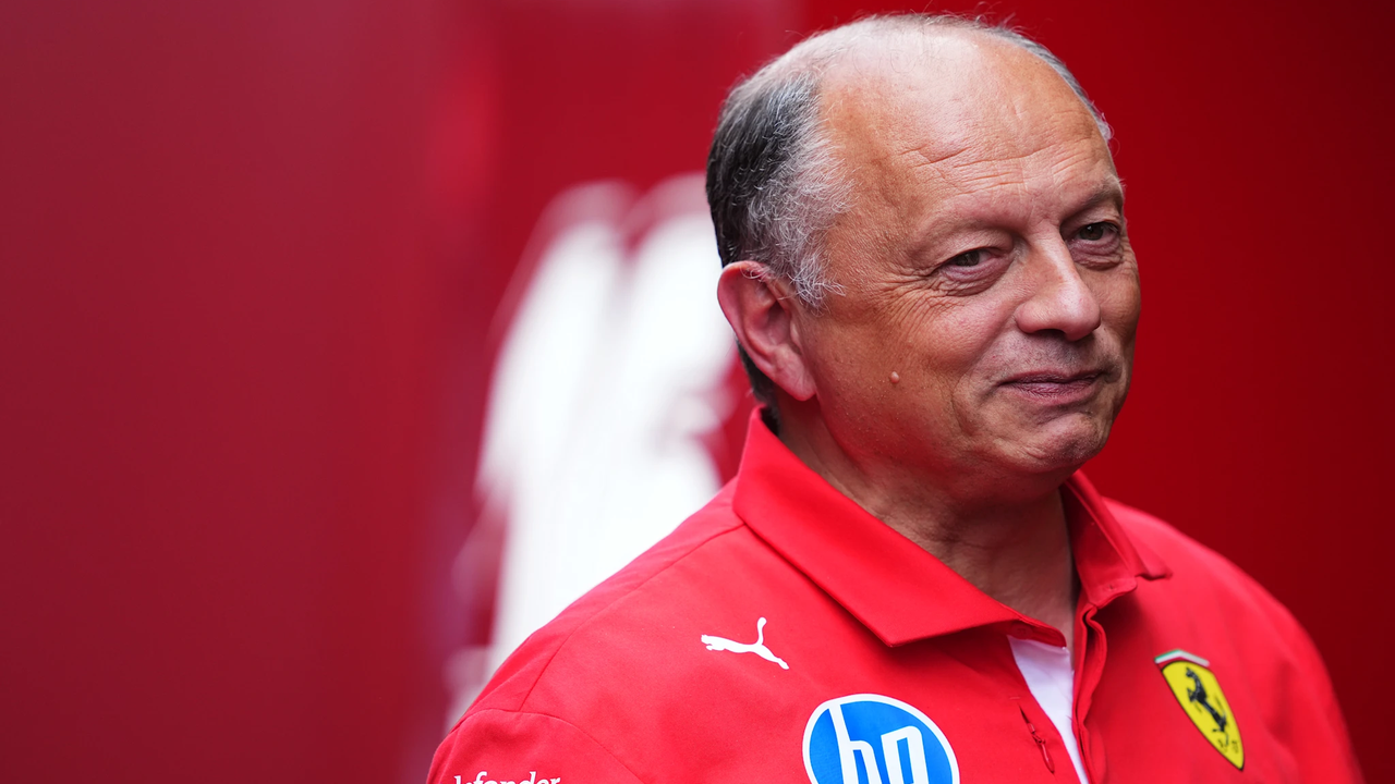 Ferrari komandasının rəhbəri Frederik Vassör Spa-dakı komanda qarajında dayanır