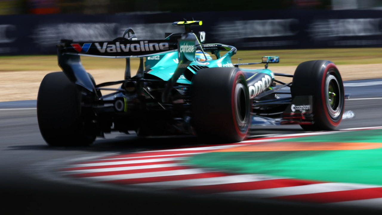 Zadní a boční strana vozu Aston Martin AMR26 Fernanda Alonsa na trati