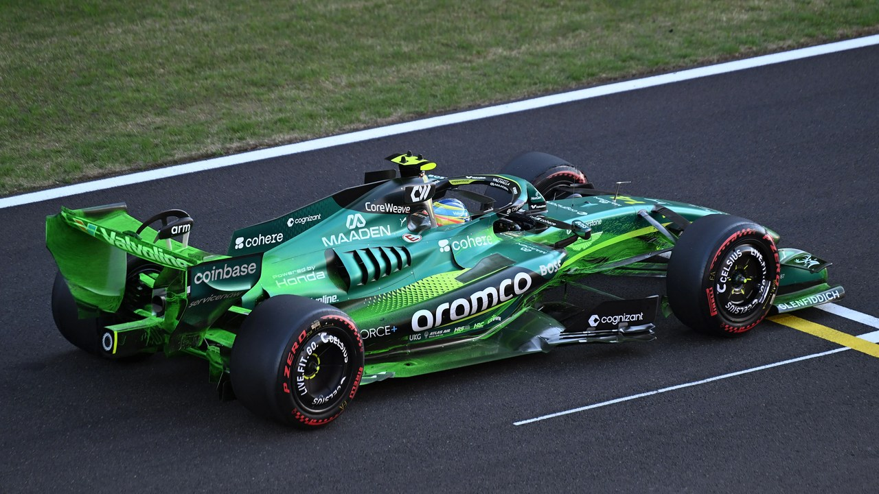 Fernando Alonso řídí Aston Martin AMR26 se zeleným lakem.