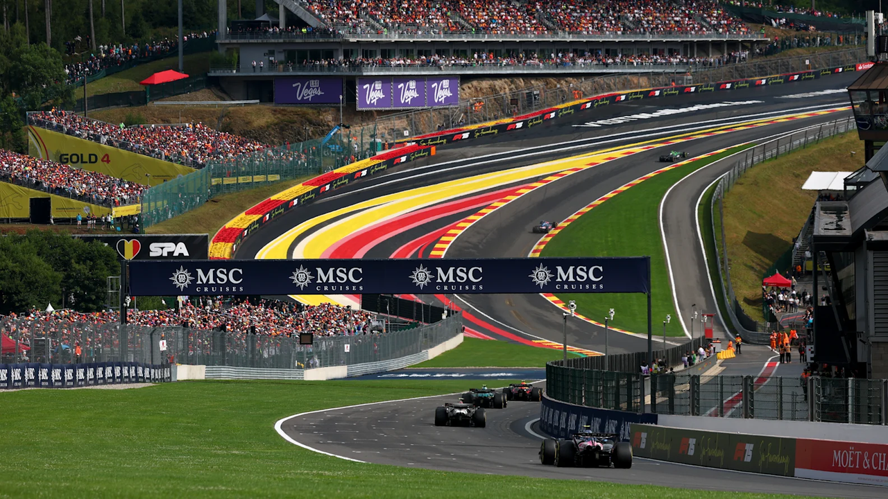 Coches de Fórmula 1 en Spa-Francorchamps durante un fin de semana del Gran Premio de Bélgica.