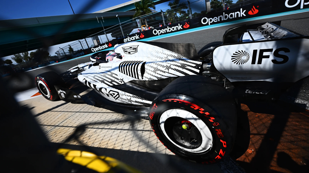 2026年版カラーにアップデートされたキャデラックのF1マシン