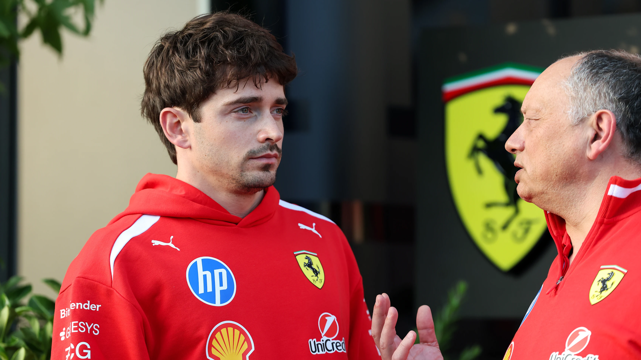 Charles Leclerc Ferrari komandasının rəhbəri Fred Vasseur ilə danışır